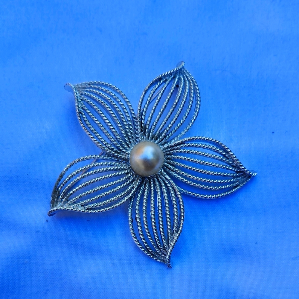 Woman's flower brooch Sarahcov